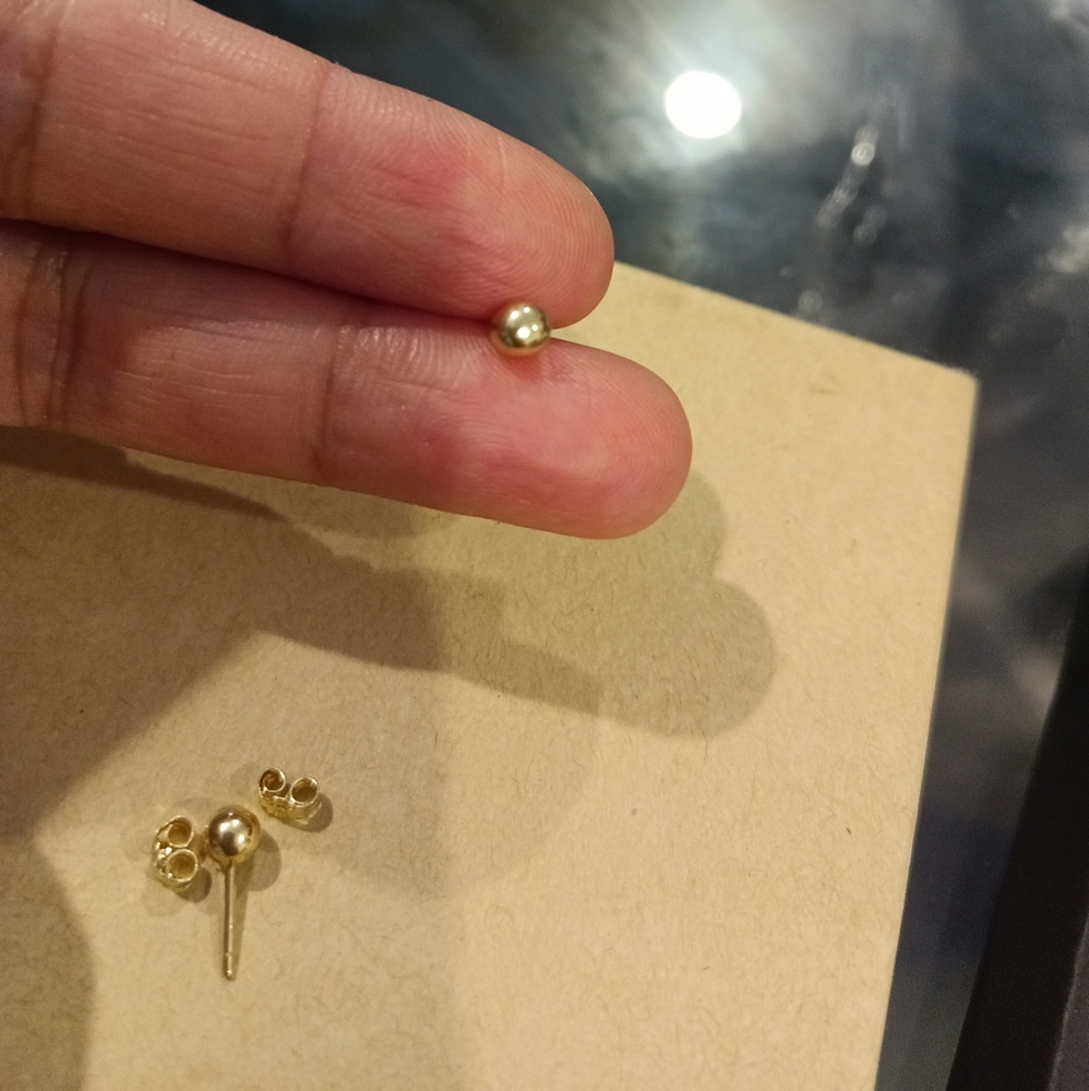 18k saudi gold stud earrings